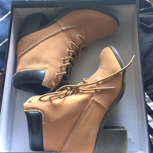 Size 8.5 RUNS BIG - Picture 2 of 2